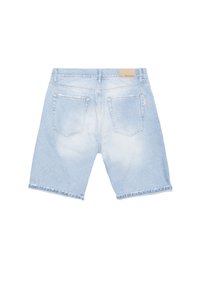 Shorts de denim azul claro con corte recto, que cuentan con dos bolsillos traseros y un dobladillo deshilachado. Un leve desgastado añade textura a la tela.