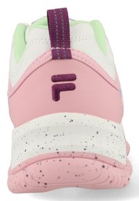 Rosa sneaker met een witte tussenzool met paarse spikkels, een paarse hieltab en een lichtgroene schacht, biedt een slank ontwerp en ademend materiaal.