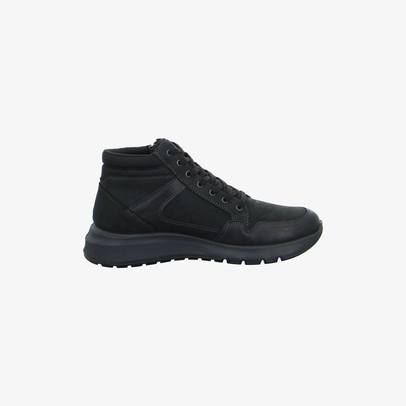 Sort højtop-sneaker med snørebånd, polstret hals og tyk gummisål, designet til afslappet eller atletisk brug.