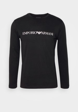 Camisola preta de manga longa, feita de algodão, com um logo branco "EMPORIO ARMANI" atravessando o peito. Textura suave com um colarinho redondo clássico.
