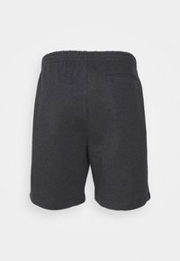 Shorts en coton gris foncé avec ceinture élastique, poche arrière et ourlet droit, présentant une texture douce et un design décontracté.