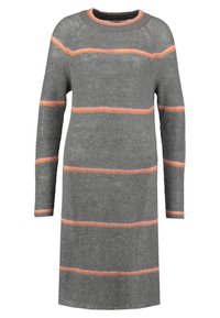 Grå stickad klänning med långa ärmar, rund halsringning, horisontella ränder i orange och rosa, mjuk textur, medellång design.