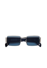 Occhiali da sole con montatura quadrata in metallo argento e lenti blu scuro. Presentano un logo inciso all'interno della montatura e un design elegante per un'appeal moderno.