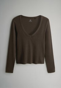 Maglietta marrone a maniche lunghe con scollo a V, realizzata in tessuto a costine. L'orlo è leggermente accorciato e presenta una texture semplice e liscia.