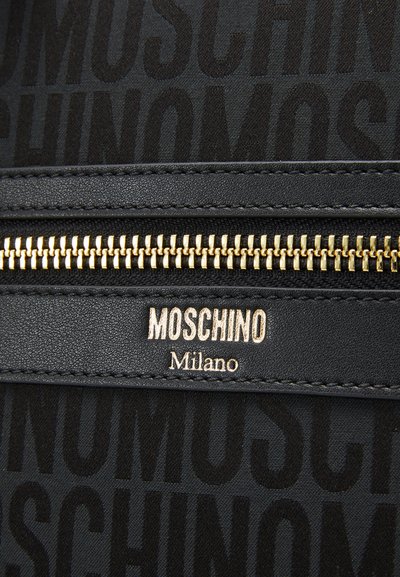 Fekete bőr cipzáras neszeszer, kiemelkedő, dombor nyomott "Moschino" logóval, aranyszínű cipzárral és sima textúrával, stílusos kiegészítőkkel.