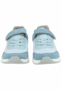 Zapatillas deportivas de color azul claro con parte superior de ante, detalles en gris, correa ajustable y suela de goma texturizada. Presenta cordones y detalles de costura.