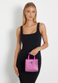 Guess SOFIA STRASS - Torbica - fuchsia