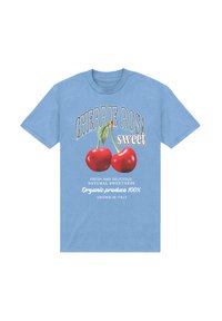 Camiseta azul clara con dos cerezas rojas y texto. Hecha de algodón, tiene un cuello redondo, mangas cortas y una textura suave.