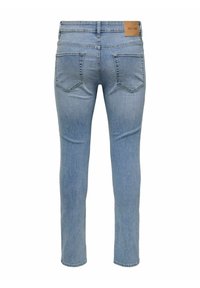 Világoskék, slim fit fazonú farmernadrág, közepes derékrésszel, klasszikus öt zsebes kialakítással, és bőr folttal a hátsó derékpánton.