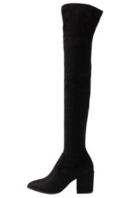 Bottes noires montantes en matériau doux semblable à du daim, avec un talon épais et un bout pointu. Présente une surface lisse et un design ajusté.