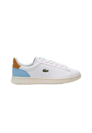 Zapatilla blanca de caña baja con detalles en azul claro y marrón en el talón, cordones en la parte delantera y un pequeño logo verde de cocodrilo en el lateral.