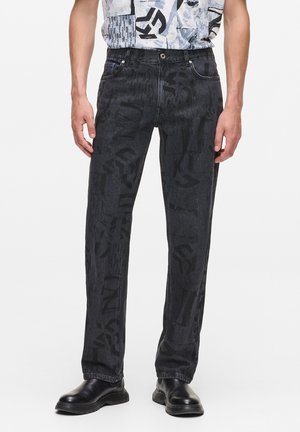 STRAIGHT MONOGRAM - Traperice ravnih nogavica - washed black all over print