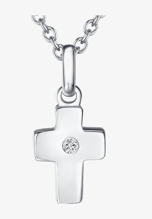 Colgante de cruz de plata en una cadena con un solo diamante incrustado en el centro; acabado brillante, superficie pulida y bordes redondeados.