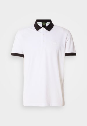 Weißes Poloshirt aus Baumwolle mit schwarzem Kragen und Ärmeln, einer Knopfleiste mit drei Knöpfen und einem gestickten Logo auf der Brust.