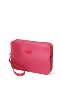 Helle rosa Clutch-Tasche mit Reißverschluss und Handgelenkriemen, auf der Vorderseite mit kleinem Logo. Glatte Textur.