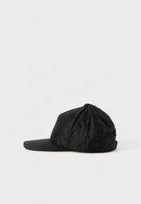 Casquette de baseball noire avec un motif textuel ton sur ton subtil, design à six panneaux et bride réglable à l'arrière, présentée sur un fond blanc.