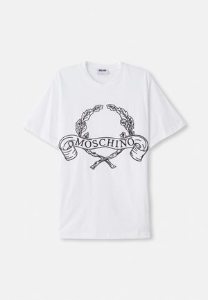 Baltas medvilninis marškinėliai su juodu grafiniu dizainu, kuriame yra laurų vainikas ir žodis „MOSCHINO“ juostelėje per vidurį.