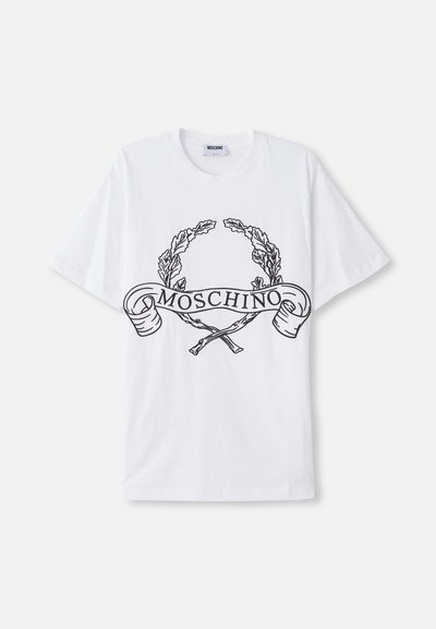 Valge puuvillane T-särk, millel on must graafiline disain, mille keskel on laurel õie ja sõna "MOSCHINO" ribana.
