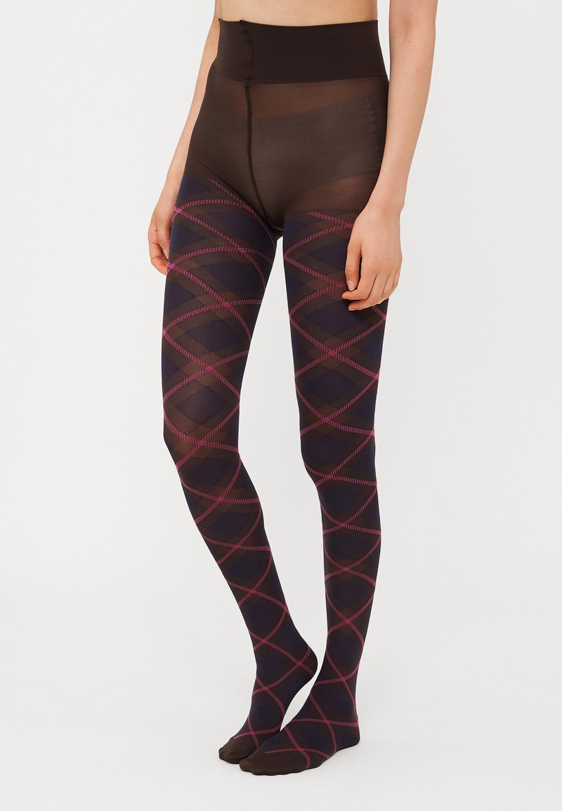 Collants opaques marron foncé avec un motif géométrique en bleu marine et rose, présentant une taille haute et des orteils renforcés.