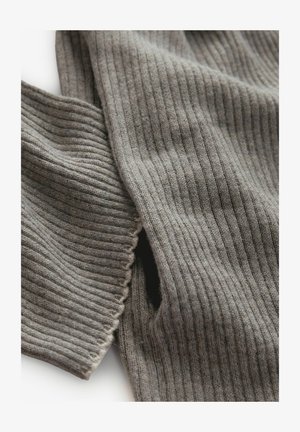 Pilkas juostuotas audinys su minkšta tekstūra, matoma vertikalių linijų ir apipjaustyta kraštų. Medžiaga atrodo šilta ir jauki.