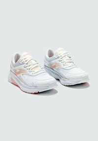 Zapatillas deportivas blancas con parte superior de malla, acentos en rosa claro, diseño texturizado y una suela gruesa con un tread de patrón. Con cordones tradicionales.