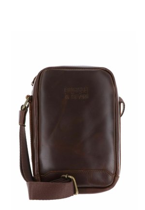 Petit sac bandoulière rectangulaire en cuir marron foncé avec sangle en tissu réglable et logo "Buckle & Seam" embossé sur le devant.