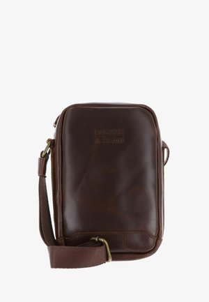 Petit sac bandoulière rectangulaire en cuir marron foncé avec sangle en tissu réglable et logo "Buckle & Seam" embossé sur le devant.