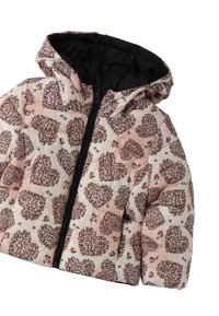 Ocieplana kurtka z kapturem w jasnoróżowym kolorze z czarną podszewką, z wzorem w panterkę i serduszka w odcieniach brązu i ciemniejszego różu.