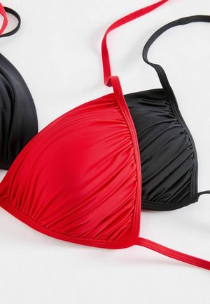 Rdeča in črna bikini zgornji del z trikotnimi skodelicami, nabranim tekstilom in tankimi naramnicami; eleganten in gladek material s kontrastnimi barvami.