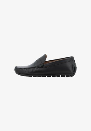 Mocassino slip-on in pelle nera con dettaglio cucito sulla punta e suola in gomma antiscivolo, mostrato di profilo su sfondo bianco.