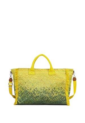 Grande borsa tote rettangolare intrecciata con sfumatura gialla e verde, manici gialli, bordi sfrangiati e tracolla gialla removibile.