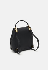 Borsa a mano in pelle nera con una finitura testurizzata, dotata di hardware dorato, manico superiore e cinturini laterali regolabili. Forma rettangolare.