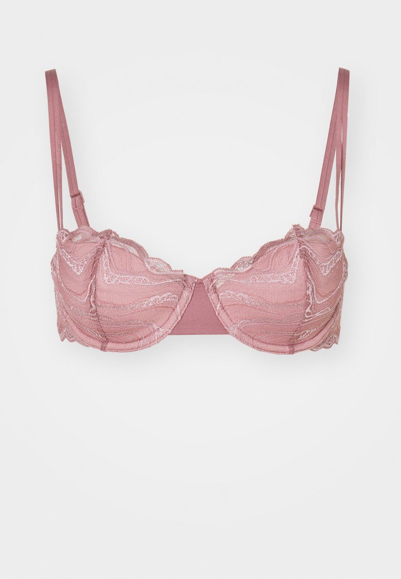Sutiã de renda rosa com um design de borda em forma de concha, suporte com arame, alças ajustáveis e uma textura de tecido suave.