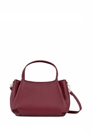 Rote Lederhandtasche mit strukturiertem Oberflächen, zwei kurzen Tragegriffen, einem abnehmbaren Schulterriemen und einer konischen, strukturierten Form.
