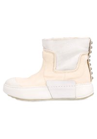 Vita ankelstövlar med en texturerad krämfärgad ovandel, rund tå och en vit gummisula. Accentuerade med en slät vit baksida och nitar.