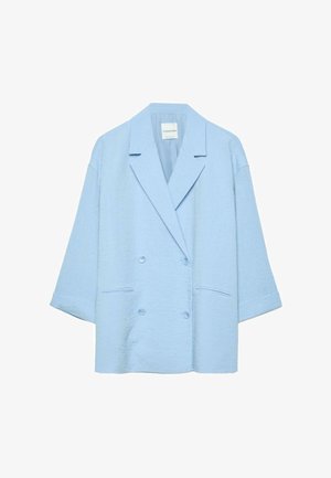 Světle modrý oversized dvouřadý blejzr se širokými klopami, tříčtvrtečními rukávy a dvěma předními kapsami.