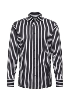 Camicetta a righe bianco e nero a maniche lunghe con colletto a bottoni, caratterizzata da sottili righe verticali e polsini a righe contrastanti.