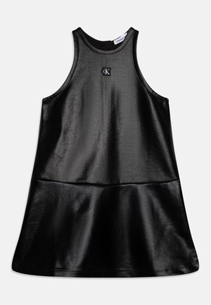 Černé bezramínkové šaty vyrobené z hladké, lesklé látky. Mají kulatý výstřih a volný spodní lem s jemným logem CK na hrudi.