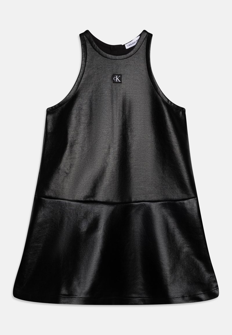 Vestido negro sin mangas hecho de un tejido suave y brillante. Presenta un escote redondo y un fondo acampanado con un sutil logo de CK en el pecho.