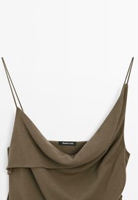 Olijfgroen mouwloos topje met gedrapeerde halslijn en dunne dubbele schouderbanden, etiket met het label Massimo Dutti gecentreerd aan de binnenkant van de hals.