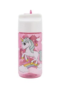 Botella de agua de plástico transparente en color rosa con una tapa blanca que presenta un diseño de unicornio de dibujos animados, un arcoíris, estrellas y nubes en colores vibrantes.