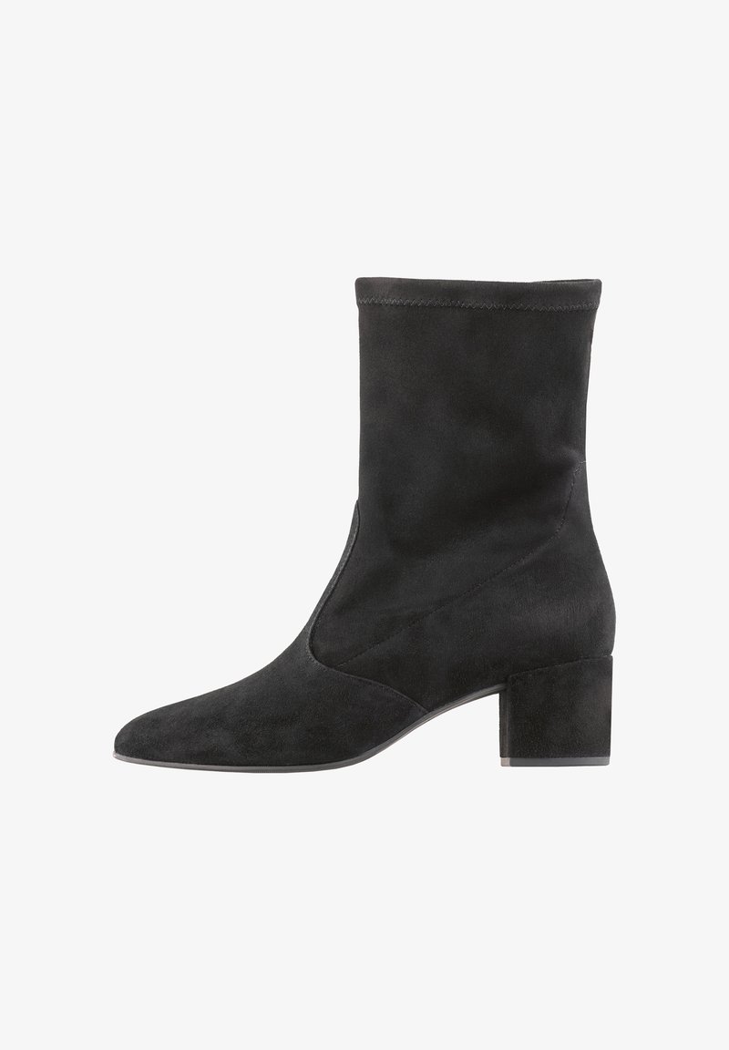 Zwarte suede enkellaarsjes met een spitse neus en blokhak, met een gladde textuur en naadloos ontwerp, ideaal voor veelzijdige styling.