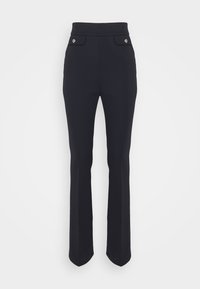 Höga svarta skräddarsydda byxor med framfickor och silverdetaljer på knapparna, samt något utsvängda ben.