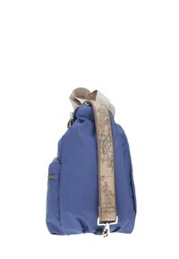 Borsa in nylon blu con una tracolla beige textured che presenta un design con mappa del mondo. Tasca laterale con zip, forma rotonda e struttura morbida.