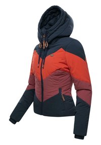 Jachetă căptușită cu glugă, având un design în formă de V în culorile roșu, burgund și bleumarin. Include buzunare cu fermoar și manșete elastice.