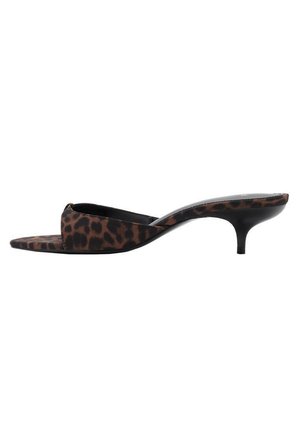Brune og sorte leopardprint mule-sandaler med åbne tæer, lav kittenhæl og slid-på-design.