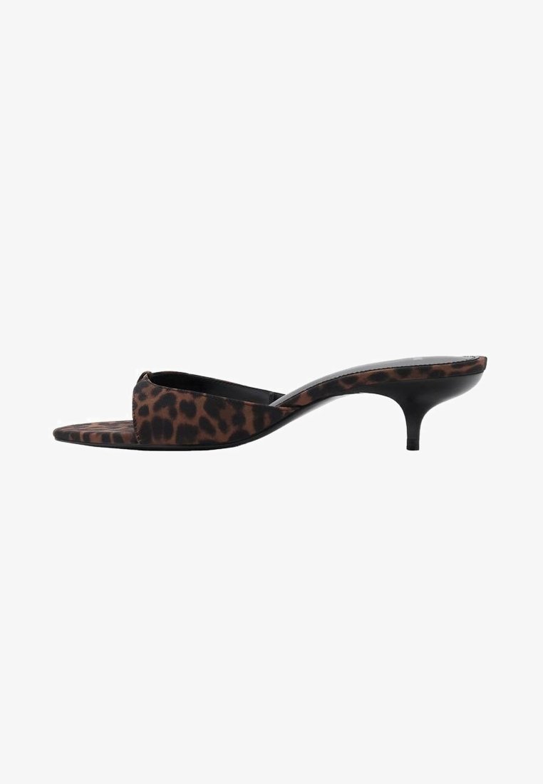 Mule sandale à bout ouvert imprimé léopard marron et noir avec un petit talon kitten et un design à enfiler.