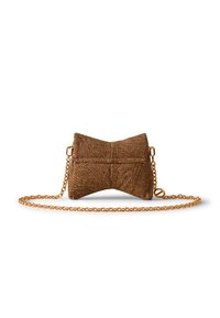 Sac en cuir brun texturé en forme de nœud, doté d'une sangle en chaîne dorée et d'une finition lisse, mettant en valeur ses détails de conception uniques.