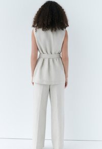 Caroll Smanicato - beige