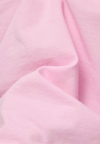 Weicher, pinkfarbener Stoff mit glattem Griff und leichtem Glanz. Das Material wirkt leicht und fällt sanft, mit einem feinen Webmuster.